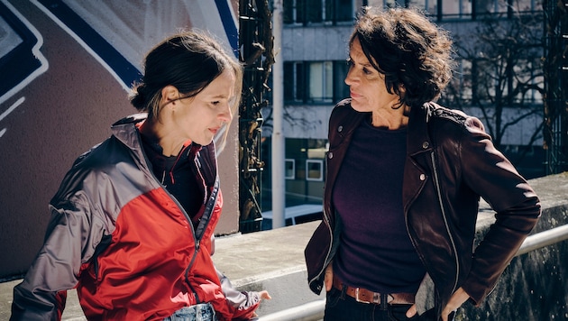 Während sich Johanna Stern (Lisa Bitter) undercover bei Fahrradkurieren einschleust, muss sich ...