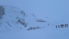 Mehr als 100 Einsatzkräfte suchten am Sonntag auf der Riesneralm nach Verschütteten. 