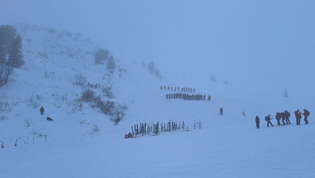 Mehr als 100 Einsatzkräfte suchten am Sonntag auf der Riesneralm nach Verschütteten.