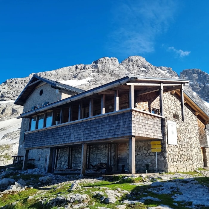 Nur per Hubschrauber kann die Hütte versorgt werden