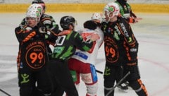 Die Schiris hatten im Schlager zwischen den 99ers und dem KAC alle Hände voll zu tun. 