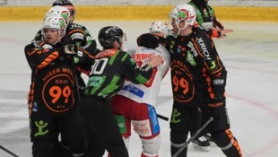 Die Schiris hatten im Schlager zwischen den 99ers und dem KAC alle Hände voll zu tun. 