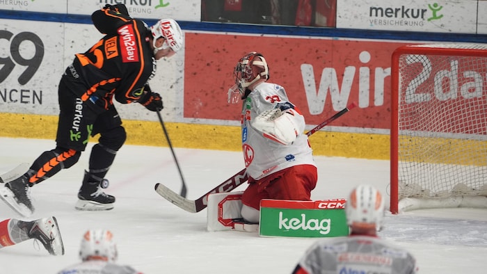 Marcus Vela und die 99ers bissen sich lange an KAC-Goalie Sebastian Dahm die Zähne aus – nach 44 ...