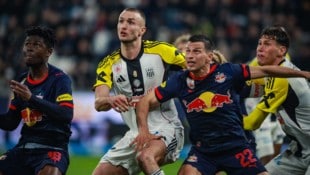 Sasa Kalajdzic im Duell mit Stefan Lainer