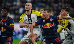 Sasa Kalajdzic im Duell mit Stefan Lainer