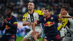 Sasa Kalajdzic im Duell mit Stefan Lainer