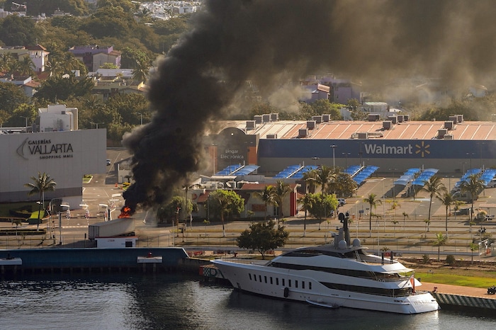 Das Kartell hat Straßensperren errichtet.
