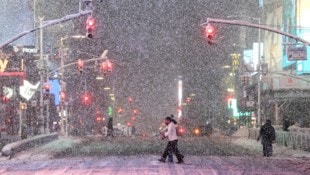 Der Time Square im New Yorker Stadtteil Manhatten ist im Schneegestöber am Sonntag kaum zu ...