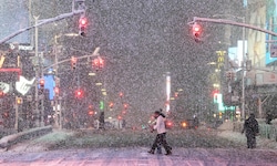 Der Time Square im New Yorker Stadtteil Manhatten ist im Schneegestöber am Sonntag kaum zu ...
