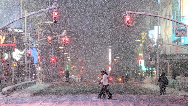 Der Time Square im New Yorker Stadtteil Manhatten ist im Schneegestöber am Sonntag kaum zu ...