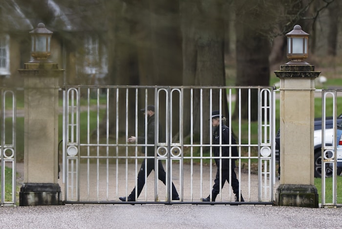 Beamte patrouillieren rund um die Royal Lodge in Windsor, während die Ermittlungen gegen Andrew ...