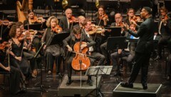 Maximilian Hornung am Cello und das Opéra Orchestre National de Montpellier mit Dirigenten ...