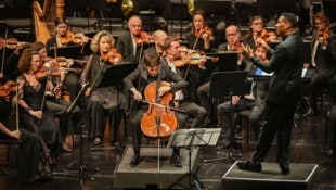 Maximilian Hornung am Cello und das Opéra Orchestre National de Montpellier mit Dirigenten ...