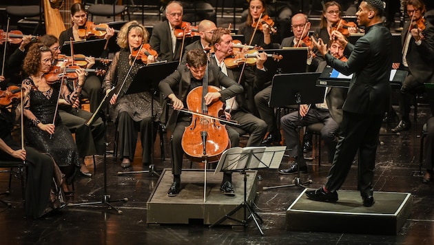 Maximilian Hornung am Cello und das Opéra Orchestre National de Montpellier mit Dirigenten ...