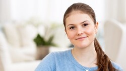 Prinzessin Estelle ist 14 Jahre alt geworden! Das Königshaus hat neue Porträts von ihr ...