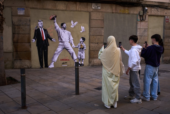Donald Trump und Bad Bunny gemeinsam auf einem Graffito.