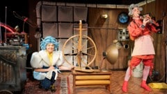 Noch ist die Welt in Ordnung in der Wetter-Stube. Doch Frau Holle (Tatiana Kuryatnikova) hat ...