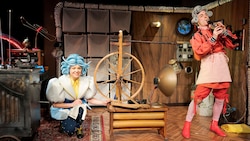 Noch ist die Welt in Ordnung in der Wetter-Stube. Doch Frau Holle (Tatiana Kuryatnikova) hat ...