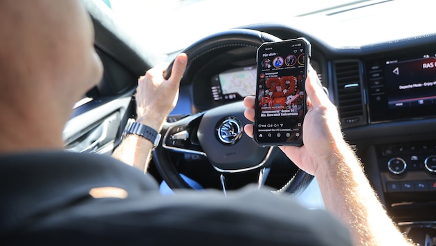 Keine gute Idee: Während der Autofahrt aufs Handy zu schauen.
