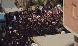 An der Amirkabir-Universität für Technologie in Teheran prügelten sich demonstrierende Studenten ...