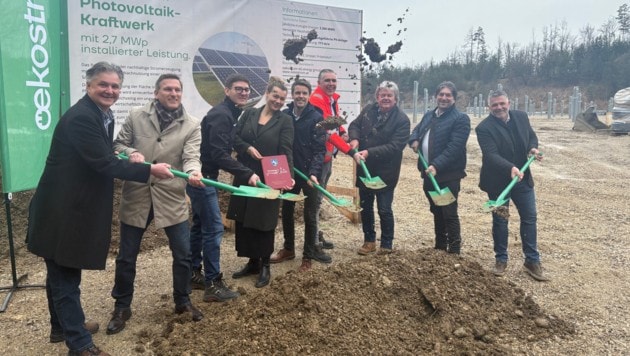 Volle Motivation trotz trübem Wetter: Verantwortliche der Gemeinde und der oekostrom AG sowie ...