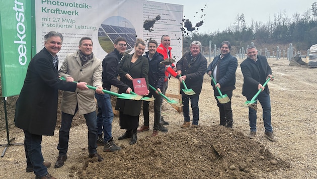 Volle Motivation trotz trübem Wetter: Verantwortliche der Gemeinde und der oekostrom AG sowie ...