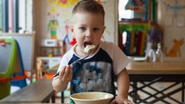 Wie (un)gesund ein Kind sich ernährt, kann auch vom Geburtsmonat abhängen.