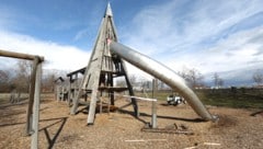 Unbekannte Täter zerstörten eine am Spielplatz befindliche Holzpyramide durch den Einsatz eines ...