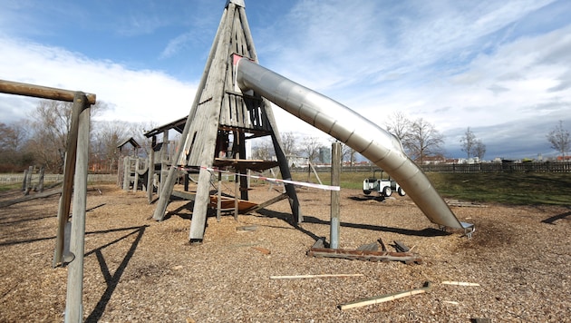 Unbekannte Täter zerstörten eine am Spielplatz befindliche Holzpyramide durch den Einsatz eines ...