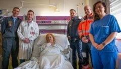 Die 74-Jährige zusammen mit ihren Lebensrettern im AKH Wien