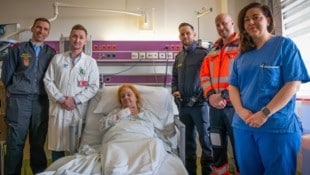 Die 74-Jährige zusammen mit ihren Lebensrettern im AKH Wien