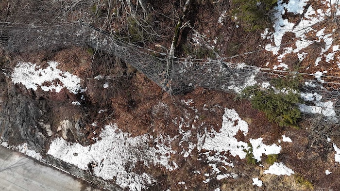 Auch die Sicherheitsnetze konnten große Teile des Felses nicht aufhalten.