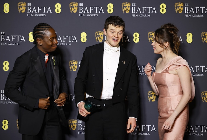 Robert Aramayo (Mitte) posiert gemeinsam mit David Jonsson (links) und Aimee Lou Wood (rechts).