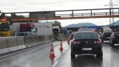 Der Lkw verschob die Betonelemente auf die Gegenfahrbahn, was Folgeunfälle verursachte.