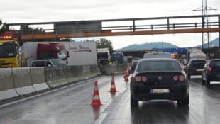 Der Lkw verschob die Betonelemente auf die Gegenfahrbahn, was Folgeunfälle verursachte.