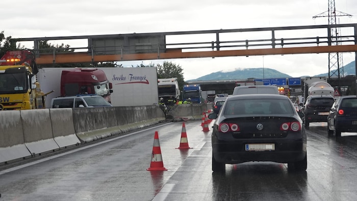 Der Lkw verschob die Betonelemente auf die Gegenfahrbahn, was Folgeunfälle verursachte.