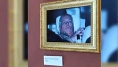 Aktivisten haben im berühmten Pariser Louvre jenes Foto aufgehängt, das Andrew  ...