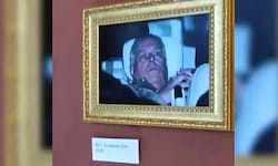 Aktivisten haben im berühmten Pariser Louvre jenes Foto aufgehängt, das Andrew  ...