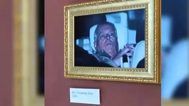 Aktivisten haben im berühmten Pariser Louvre jenes Foto aufgehängt, das Andrew ...