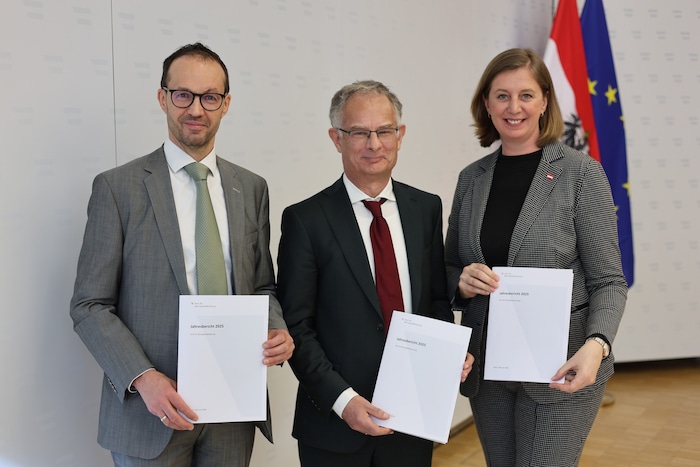 Finanzminister Marterbauer (Mi.) mit Staatssekretärin Eibinger-Miedl und ABB-Vorstand Christian ...