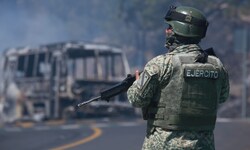 Ein mexikanischer Soldat hält am Schauplatz von nach der Tötung von Drogen-Boss „El Mencho“ ...