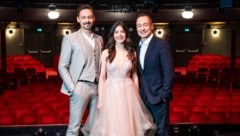 Von links: Biest-Darsteller Dominik Hees, Belle-Darstellerin Marlene Jubelius und Intendant ...