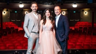 Von links: Biest-Darsteller Dominik Hees, Belle-Darstellerin Marlene Jubelius und Intendant ...