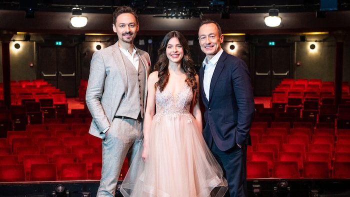 Von links: Biest-Darsteller Dominik Hees, Belle-Darstellerin Marlene Jubelius und Intendant ...