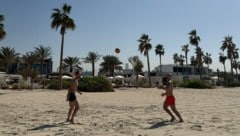 Sonne, Strand und Meer: Mateo kickt gerne in Dubai.