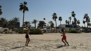 Sonne, Strand und Meer: Mateo kickt gerne in Dubai.