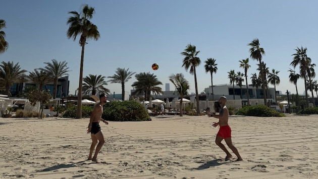 Sonne, Strand und Meer: Mateo kickt gerne in Dubai.