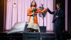 Top: Sylvia Meisterle (mit Nils Arztmann) als Roboter Sophia