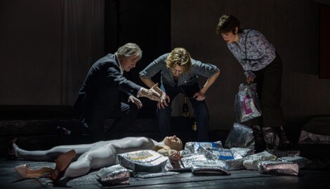 „Sophia“ von Moritz Rinke mit Wolfgang (Joseph Lorenz, li.), Jonas (Nils Arztmann), Helena (Alma ...