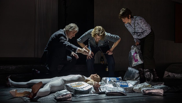 „Sophia“ von Moritz Rinke mit Wolfgang (Joseph Lorenz, li.), Jonas (Nils Arztmann), Helena (Alma ...